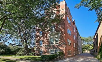 1-Bedroom Nice Apartment in Skokie