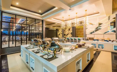 Khaolak Emerald Beach Resort & Spa Отели рядом с достопримечательностью «Khao Lak Beach»