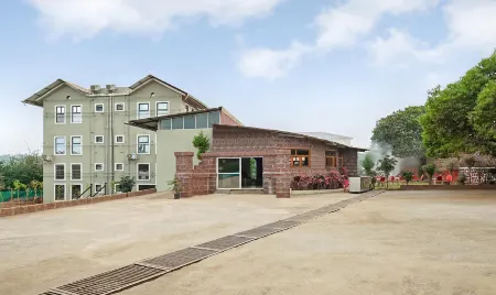 Treebo Vhyomaan Resort Отели в г. Дхангарвади