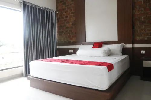 RedDoorz Plus Near Kualanamu Airport - Business