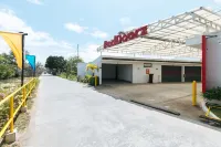 RedDoorz @ El Runway Hotel Bulacan Hotels near BulSU Center For Bulacan Studies