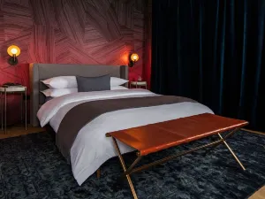 Black Swan - Liz DC - Executive Flat