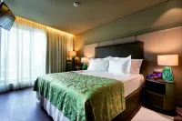Hotel Jaguar Oporto - Airport to Hotel and City is a Free Shuttle Service Hotels in Бонфин