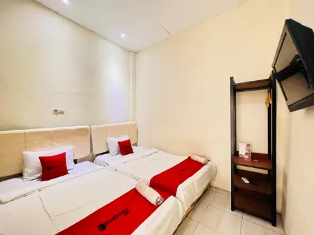 RedDoorz Syariah Near Alun Alun Sidoarjo Отели рядом с достопримечательностью «Superland Suncity Mall Sidoarjo»