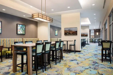 SpringHill Suites by Marriott Orlando Theme Parks/Lake Buena Vista Отели рядом с достопримечательностью «Бейзилика оф Нешнел Шрайн оф Мэри, Квин оф Юниверс»