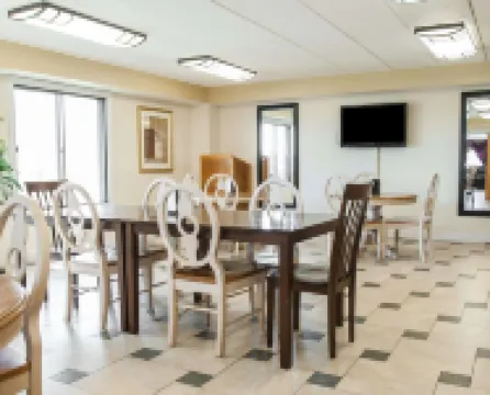 Econo Lodge Kansas City Downtown North Hotels in Clay County