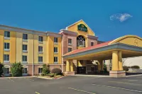 La Quinta Inn & Suites by Wyndham Hot Springs - parking
