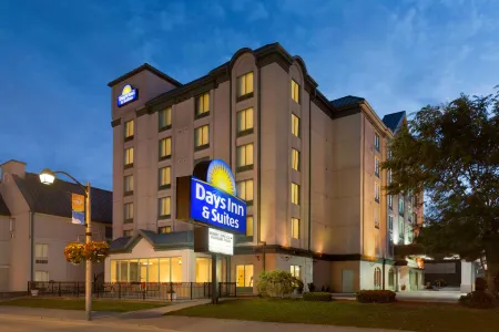 Days Inn by Wyndham Niagara Falls Centre St. by the Falls Отели рядом с достопримечательностью «Башня Скайлон»