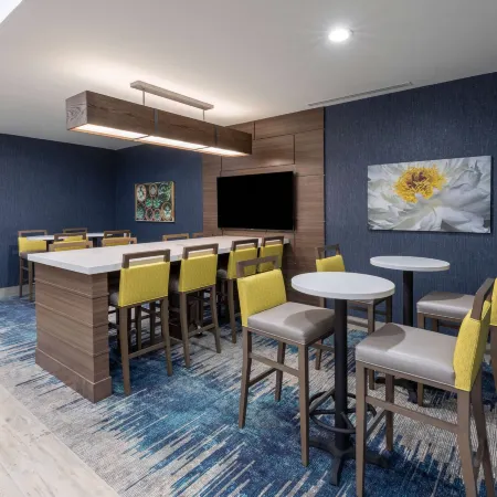 La Quinta Inn & Suites by Wyndham Round Rock Near Kalahari