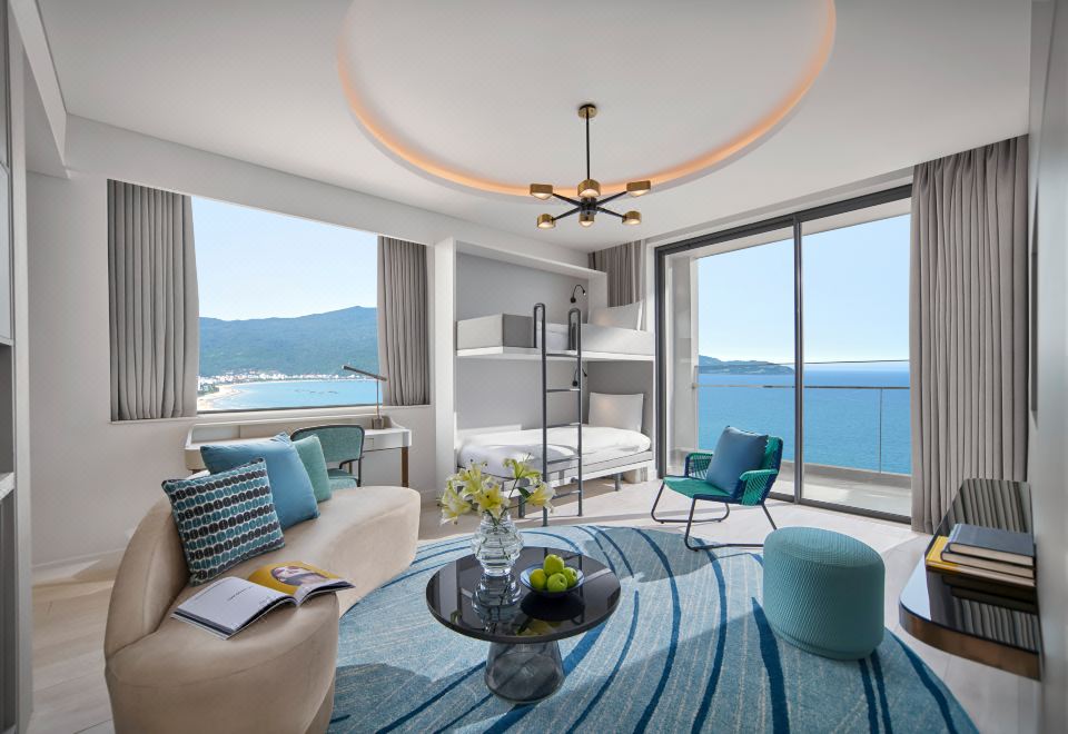 보코 마 벨 다낭, IHG 호텔의 수영장과 오션뷰