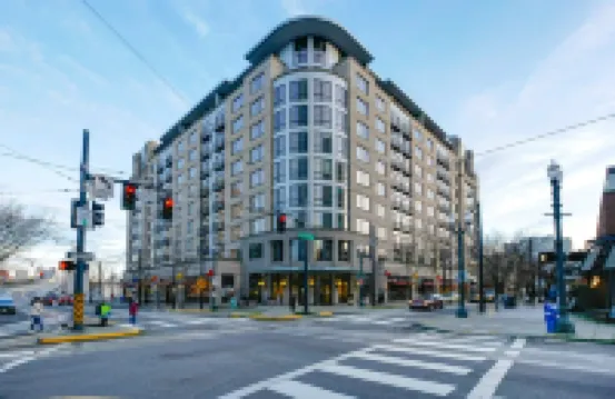 Great Spacious Apartment - Free Parking!