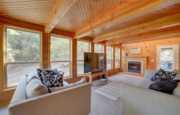 Lake Eufaula Retreat w/ Boat Slip & Fireplace!