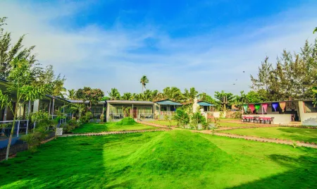 Treebo Lands End Beach Resort Morjim Отели в г. Морджим