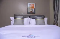 2 Bedroom Suite in 3 Bedroom Apartment - balcony