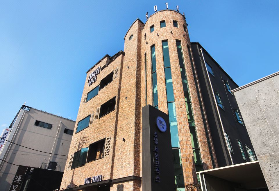 2. 세븐브릭스호텔..