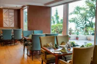 The Fern Surya Resort Dharampur, Kasauli Hills, Series by Marriott - 朝食