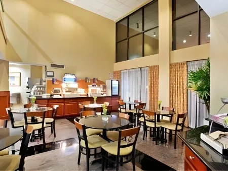 Holiday Inn Express & Suites Lawrenceville