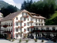 Boutique & Fashion Hotel Maciaconi - Gardenahotels Các khách sạn ở Santa Cristina in Val Gardena