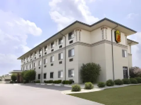 Super 8 by Wyndham Waterloo Hotels in Monroe County