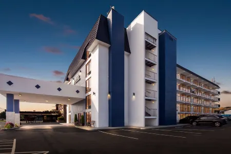 Clarion Inn & Suites Near the Leconte Center Pigeon Forge