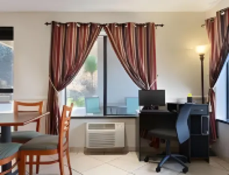 เดย์สอินน์ บายวินด์แฮม เอ็นซินิตาส มูนไลท์บีช