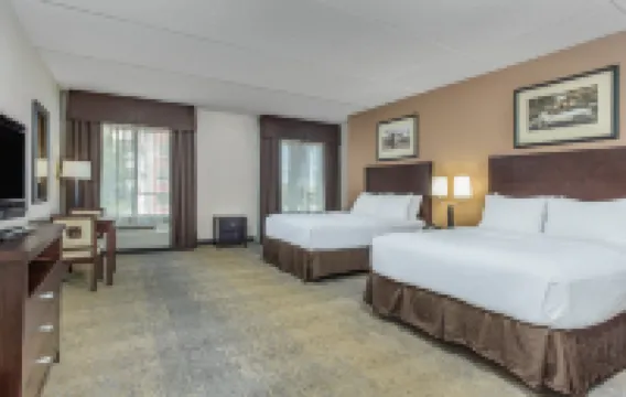 โรงแรม ฮอลิเดย์ อินน์ หลุยส์วิลล์ แอร์พอร์ต - แฟร์/เอ็กซ์โป บาย IHG โรงแรมใกล้ซิกซ์แฟลกส์อาณาจักรเคนตั๊กกี้