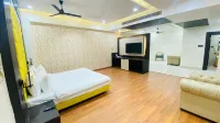 7 Hills Hotel & Resort Hotels near Maharani Sthan Darweshpura