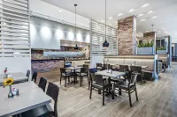 Embassy Suites College Station - breakfast