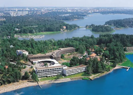 Hilton Helsinki Kalastajatorppa Отели рядом с достопримечательностью «Isonneva Playground»