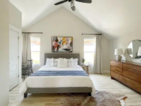Sunnyside Haven- 7BR- Sleeps 22! Close to Silver Dollar City & Dogwood Canyon! Hotels in Pine B Township