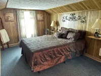 Furnished dormer room  neighboring the Maysville Country Club. Hotels in Maysville