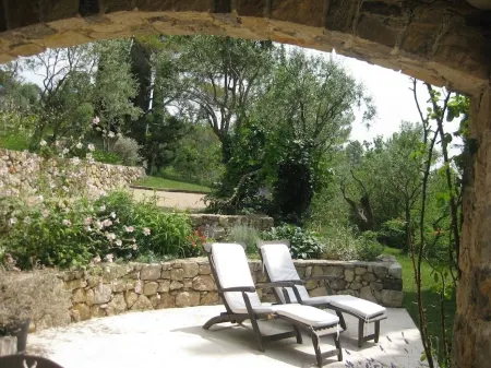 Wonderful old farmhouse 5 minutes from the medieval village of Seillans.
