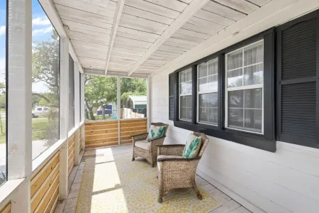 Harbor Headquarters - 1950's Cape Cod Style Home 4BR/2BA