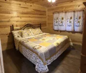 CNU 10 min. Sevierville 45 min.  Private dock, kayaks, fire pit. Ample Parking