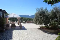 Bilocale Verde, relaxation in the countryside and exceptional views, private pool Hotels near Castello dei Vescovi di Luni