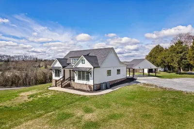 Stunning farmhouse with Mountain View’s!
