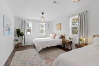 Gather the Fam! Close to everything, Home Theater, 2 Kitchens, 2 Living Rooms!