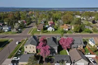 Cheerful 4 Bedroom home close to the waters edge.