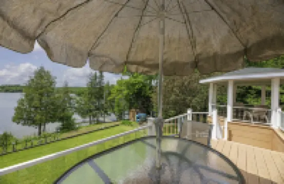 Lakefront Northwoods Winter/Summer Wonderland Updated 3 Bedroom House Sleeps 8 艾昂縣住宿飯店