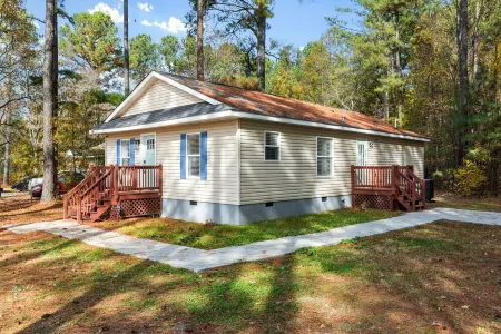 Luxe Cottage - South ChesterfieldStylishly renovated, w/ large master suite Отели в г. Еттрик