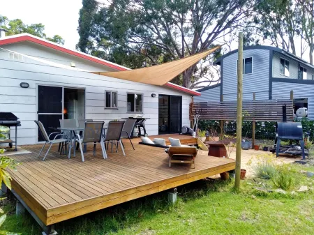 JJ's Raymond Island Escape Отели рядом с достопримечательностью «St Mary's Catholic Church»