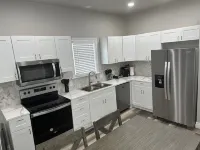 Pet friendly home; adjustable beds; near shopping and restaurants