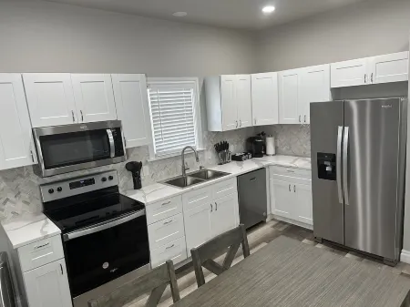 Pet friendly home; adjustable beds; near shopping and restaurants