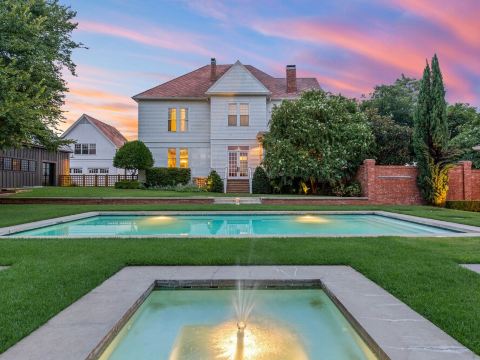 Historical home in downtown Waco built to host the dreamiest stay!