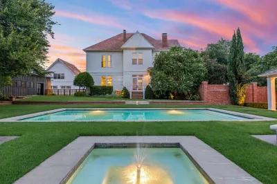Historical home in downtown Waco built to host the dreamiest stay!