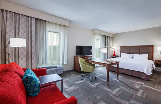 克萊爾莫爾歡朋酒店及套房