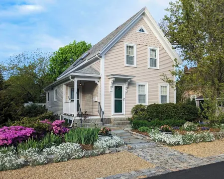 The Nest at Pigeon Cove: Modern farmhouse with all the comforts of home! Отели рядом с достопримечательностью «Motif #1»