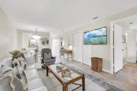 Completely Renovated 2 bed, 5 Star Condo. Pool and Tennis Close to the Beach