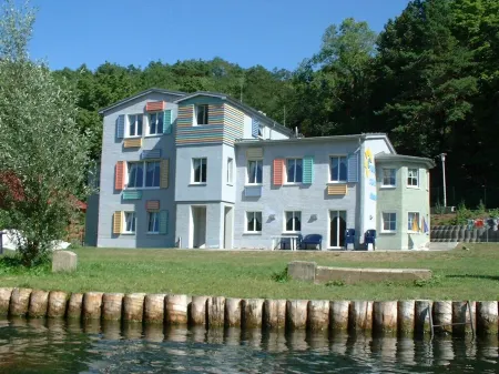 Guesthouse Rand Berlin - Nussbaum for 3 adults or 2 adults + 2 children up to 12 years.