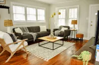 Cozy House: 5 Min Drive to Beach-Zoo-Restaurants-Casino-Brewery-Train to Chicago